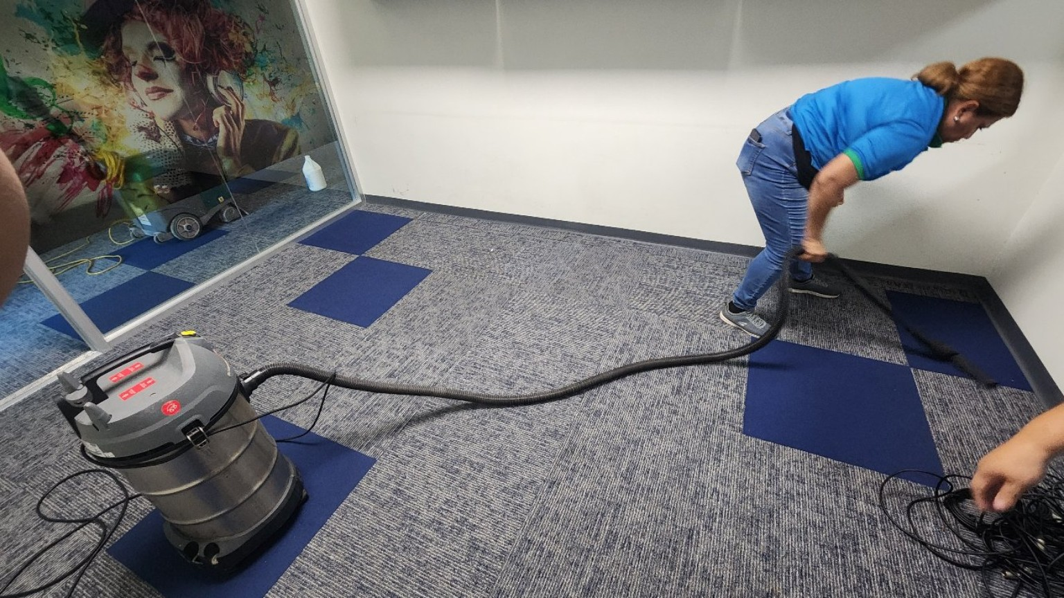 Aspirado de alfombra en un espacio interior.