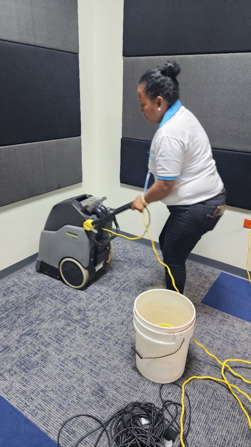 Trabajo sobre alfombra con equipo de limpieza.