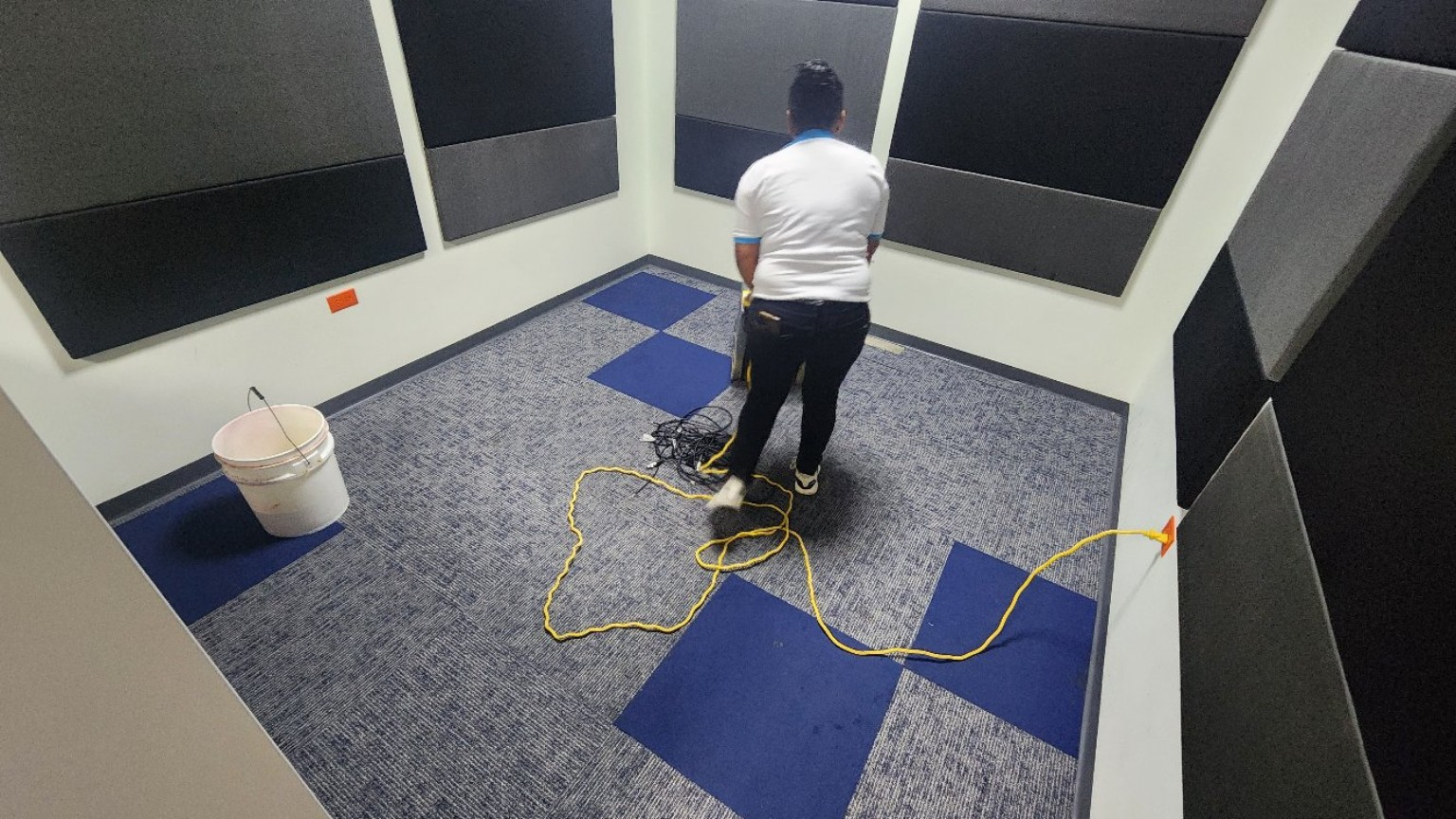 Atención de superficies alfombradas.