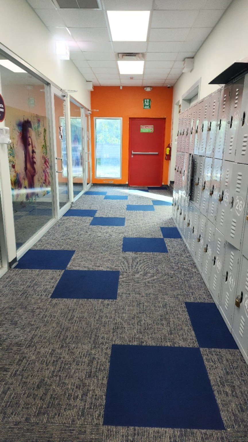 Vista de un pasillo con alfombra modular.