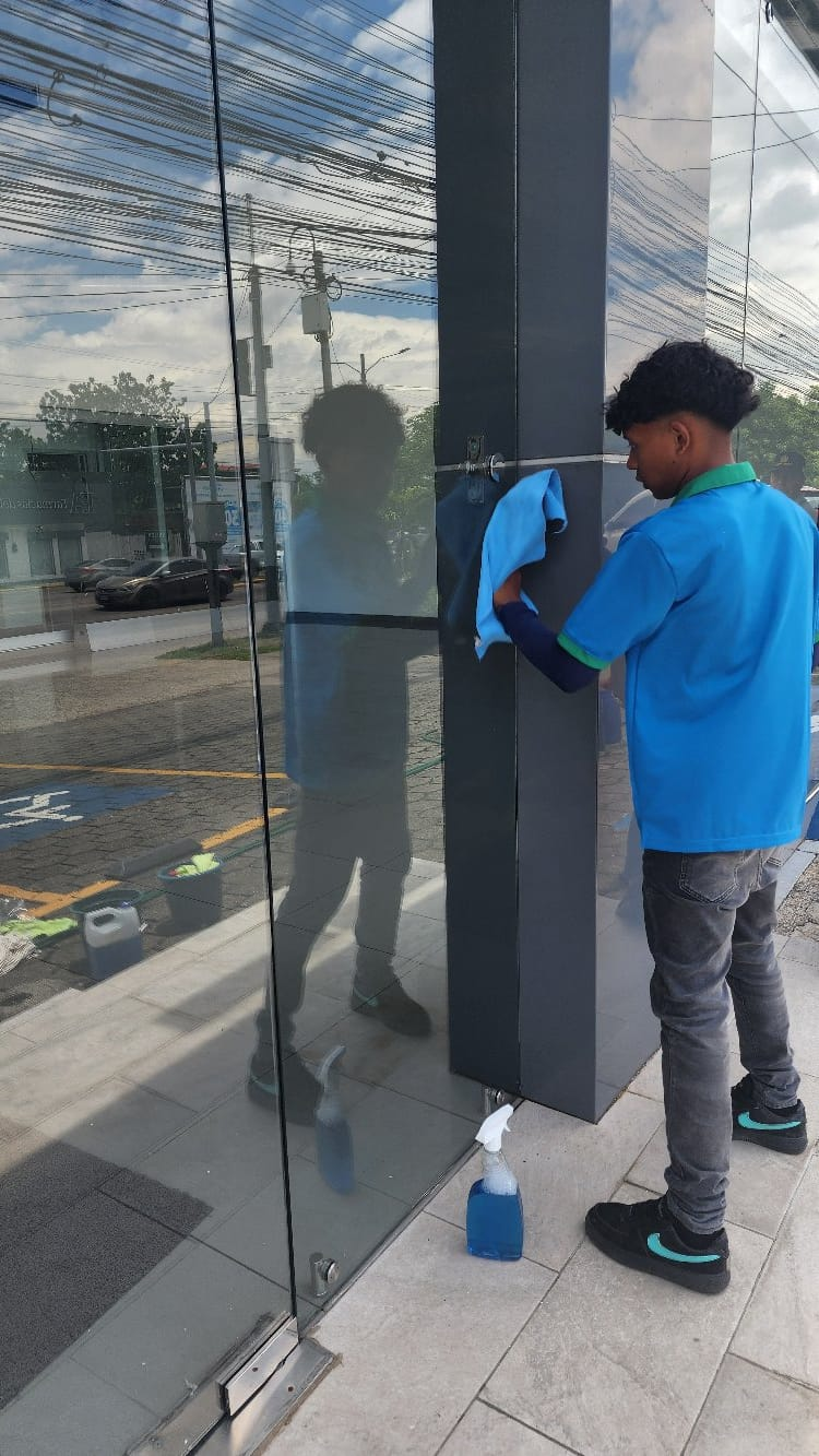 Atención a los detalles de una superficie de vidrio.
