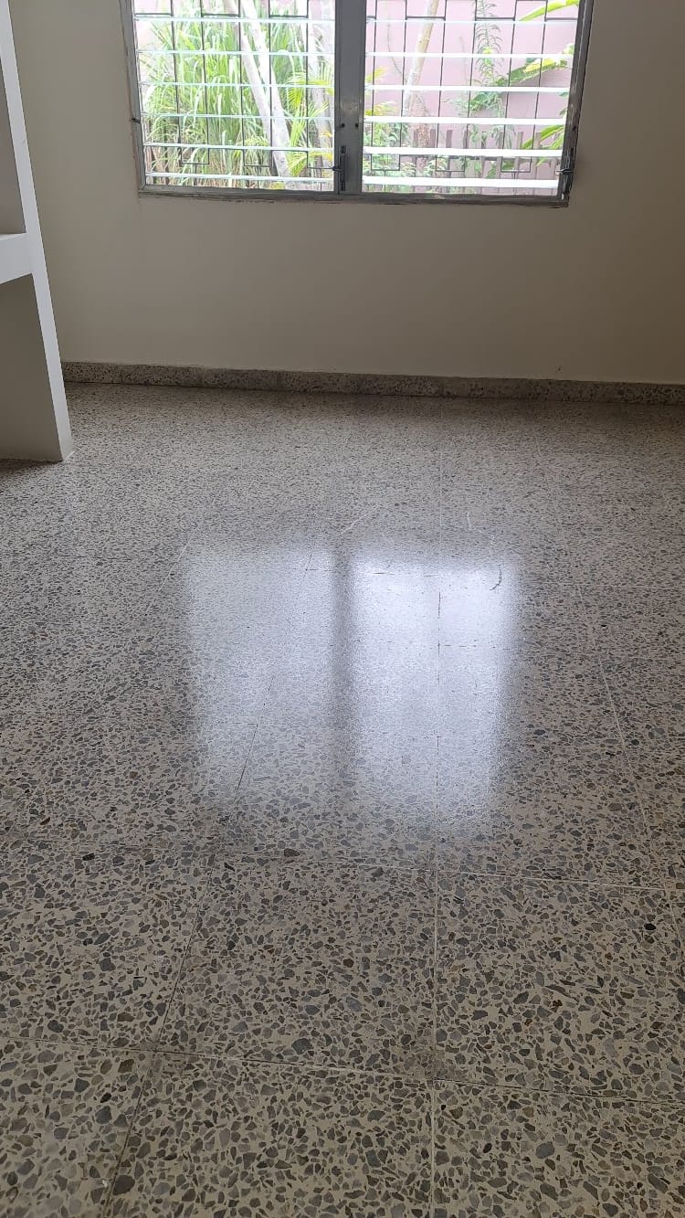 Detalle de un piso en un espacio interior.