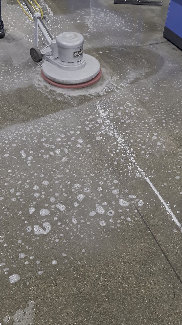 Limpieza de piso con máquina rotativa.