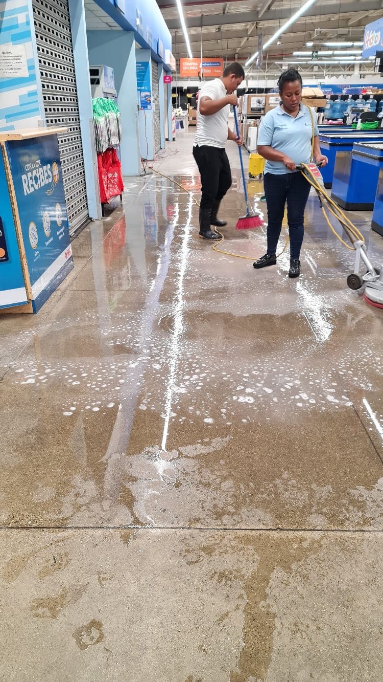 Personal durante la limpieza de un área comercial.