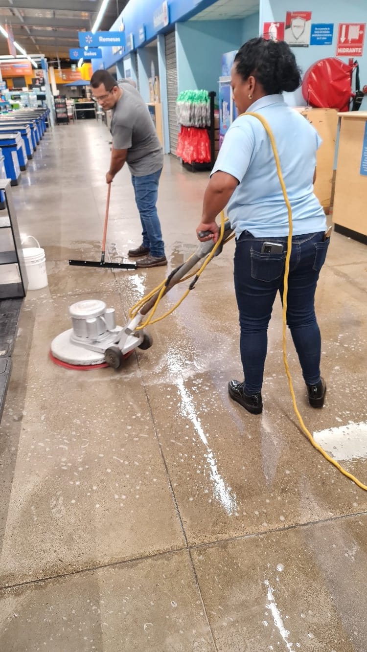 Trabajo de limpieza con equipo rotativo en un comercio.