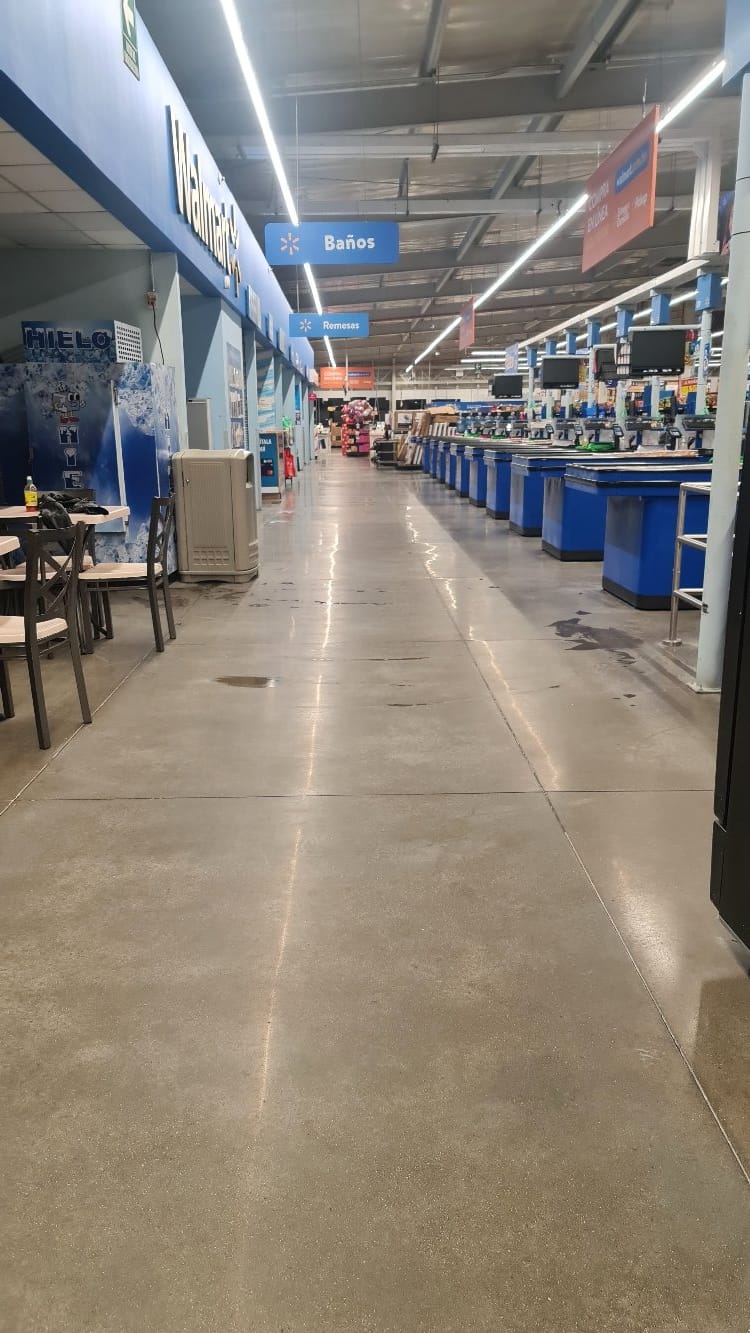 Vista de un pasillo comercial.