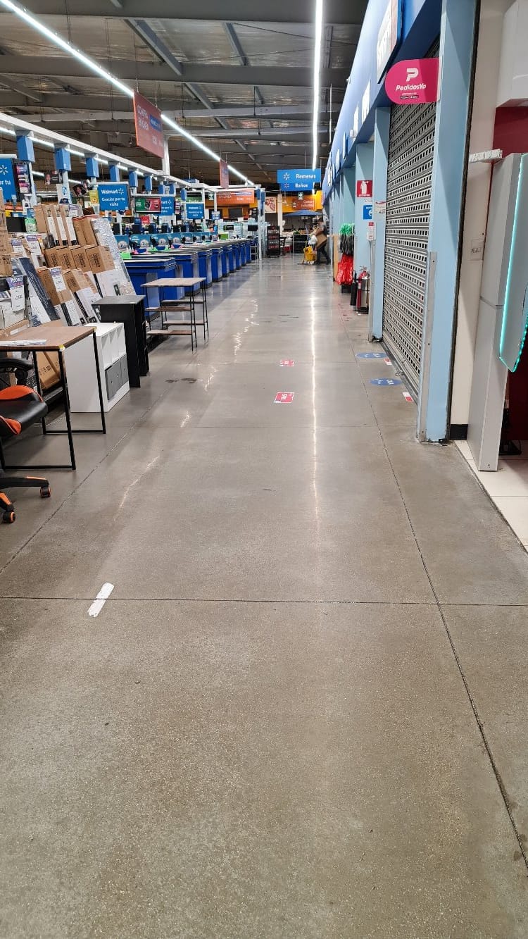 Área de circulación en una instalación comercial.